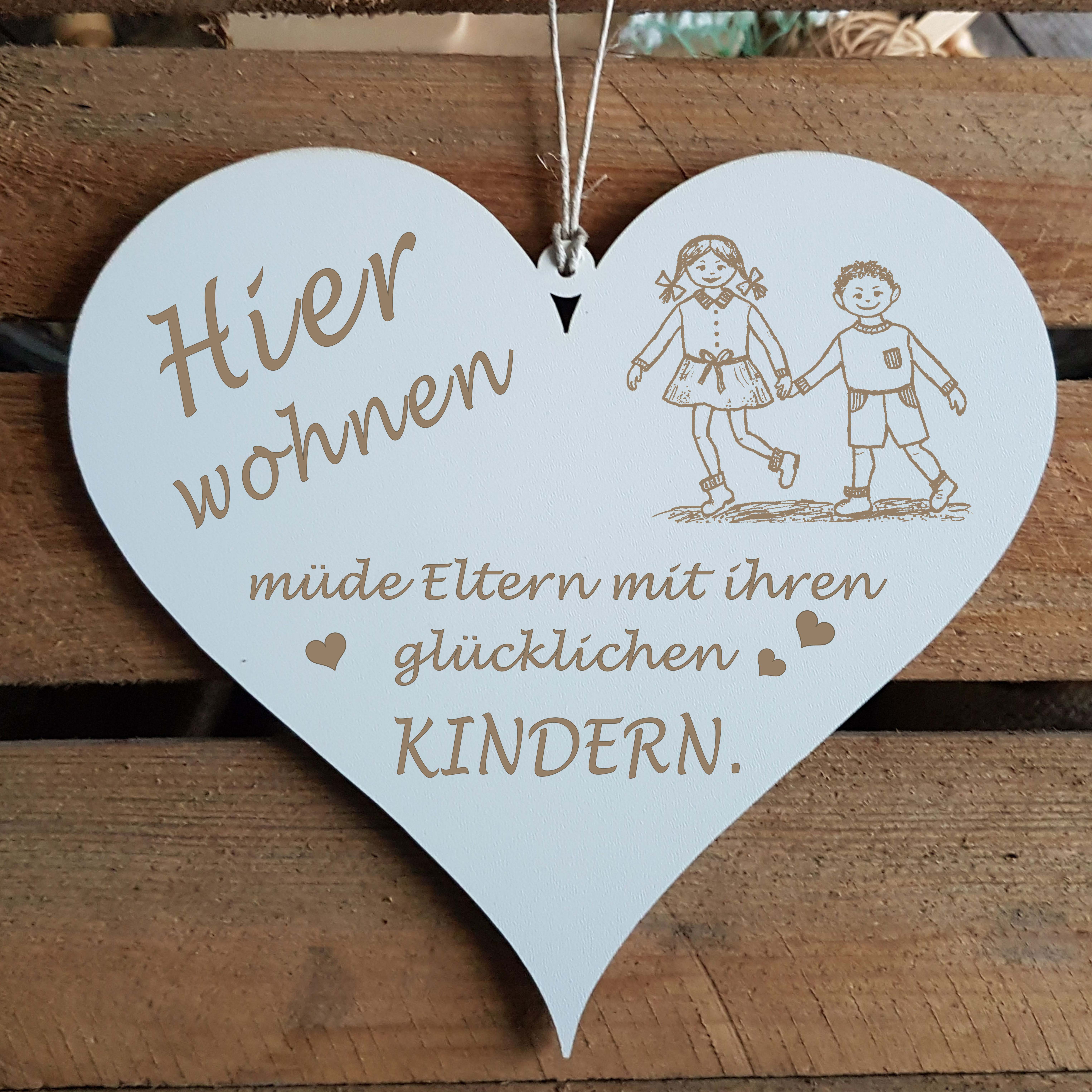 Herz Schild Hier wohnen müde Eltern mit ihren glücklichen Kindern