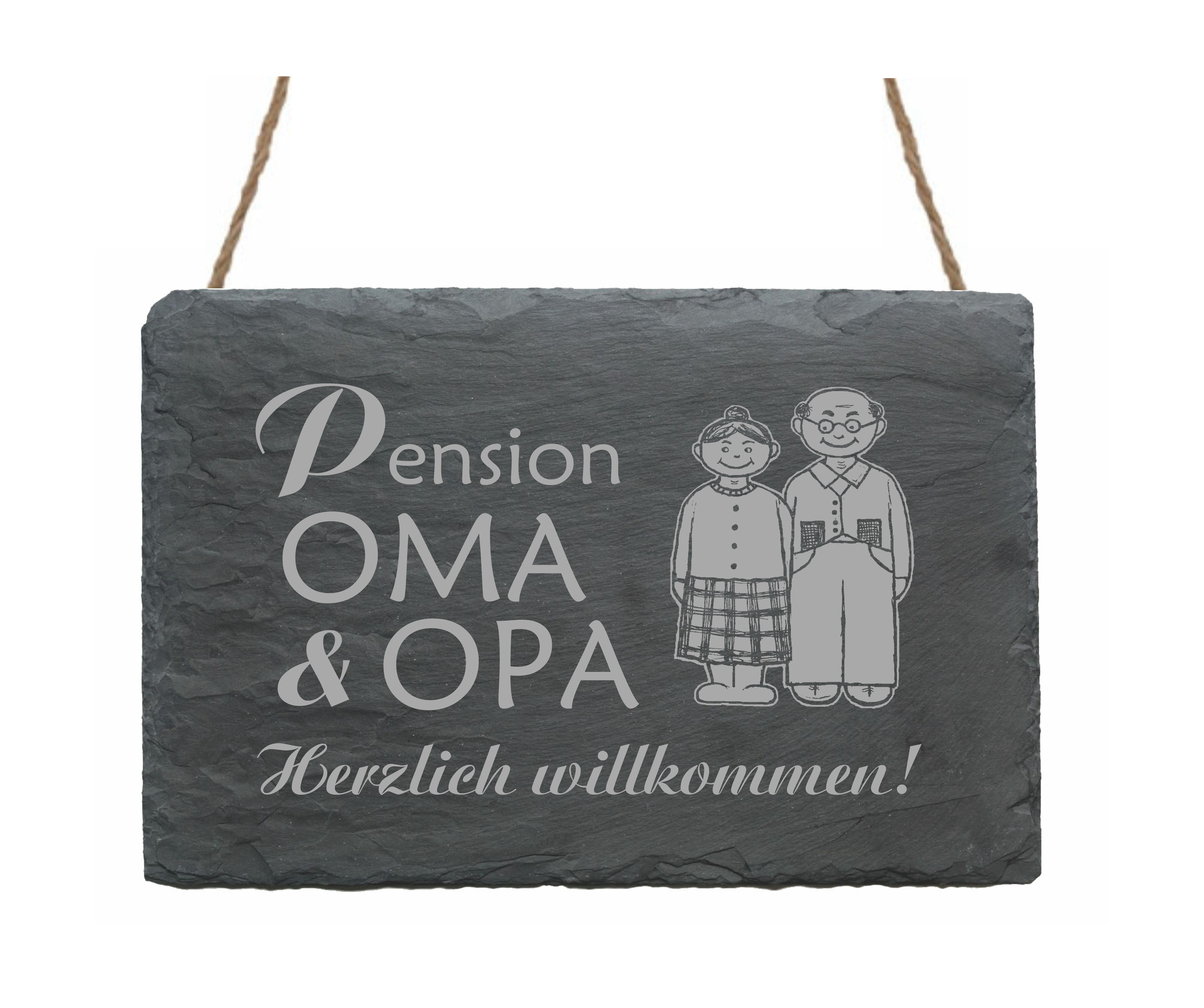 Schiefertafel « PENSION OMA & OPA - Herzlich Willkommen! »