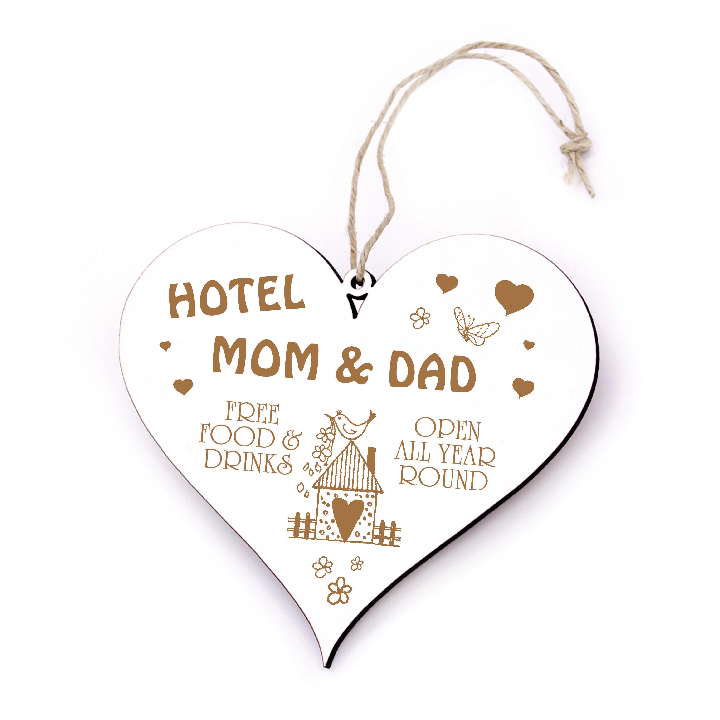 Schild Herz - Hotel Mom & Dad  free food & drinks - graviert Holzschild Türdeko 13 x 12 cm