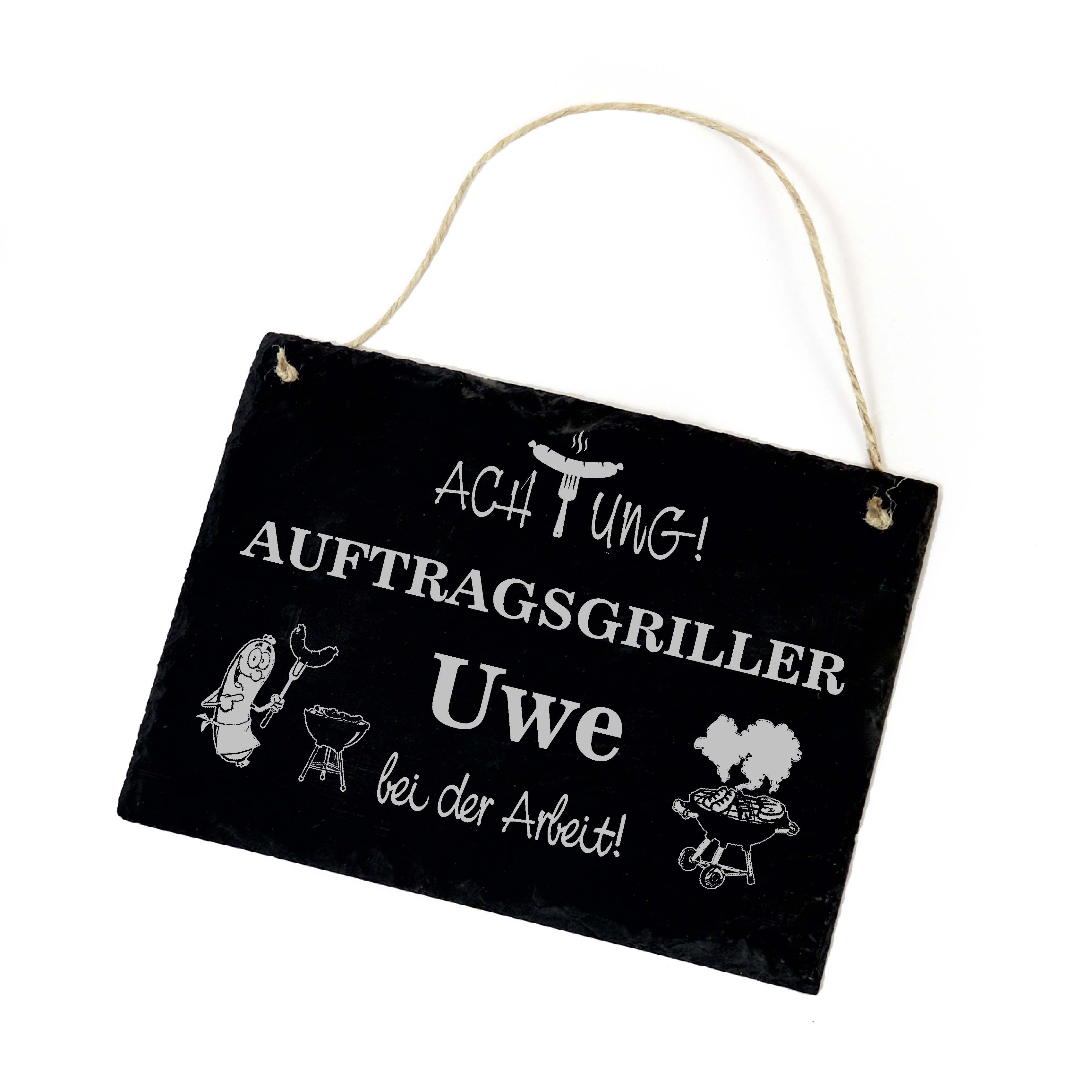 Auftragsgriller bei der Arbeit - Schild für Griller Wunschname personalisiert Schiefer Gravur 22x16