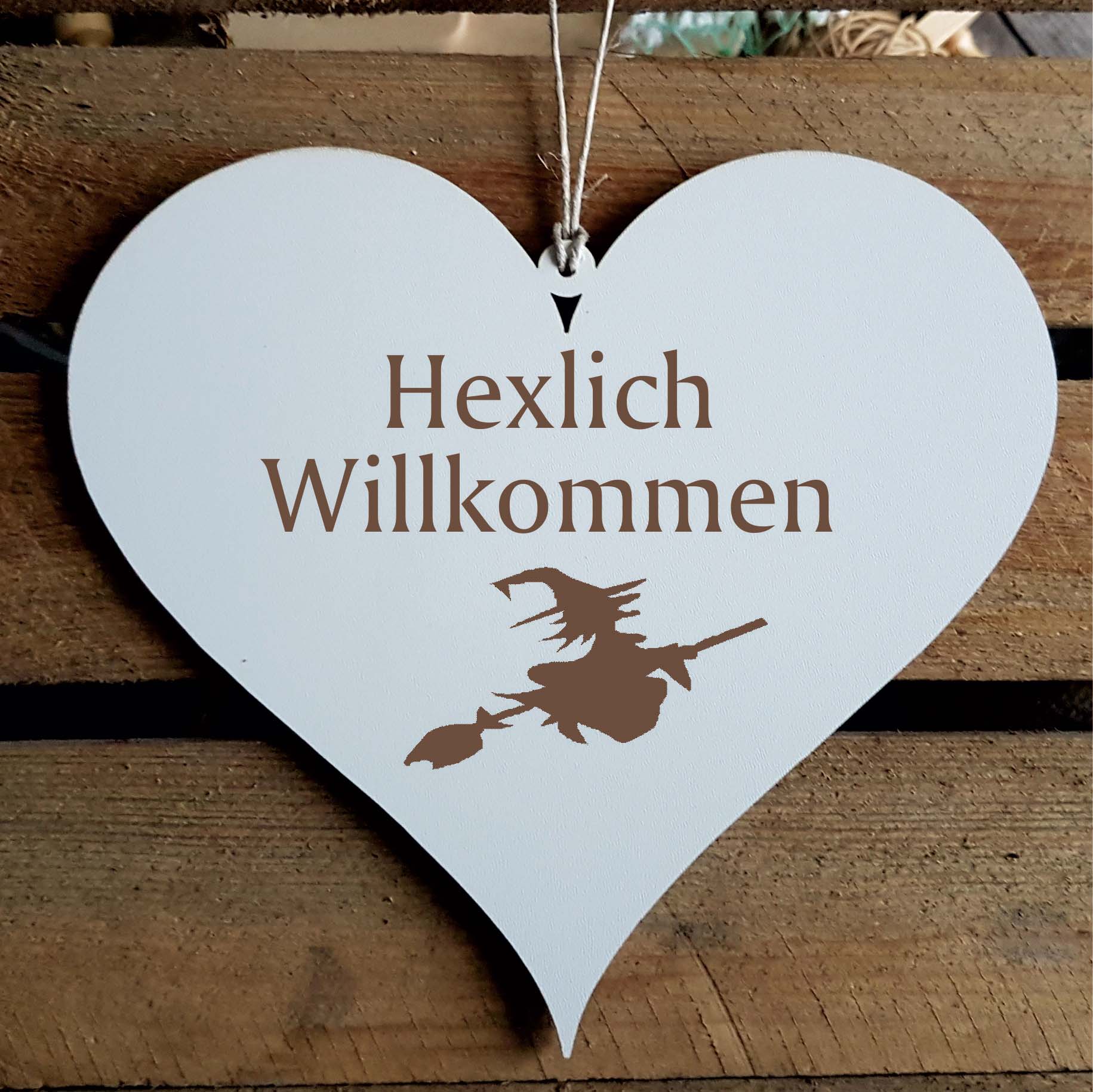 Shabby Herz Schild « HEXLICH WILLKOMMEN » mit Motiv Hexe